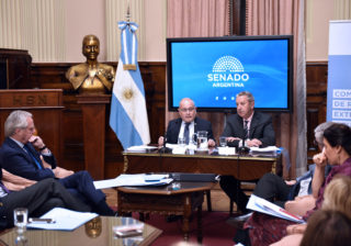 Bertone dijo que Faurie se comprometió de palabra no avanzarán en la creación de una organización pesquera que le de a Gran Bretaña condición de estado ribereño en Malvinas