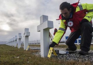 Documentos inéditos de Malvinas esclarecen la apropiación de tumbas mal nominadas en el cementerio de Darwin