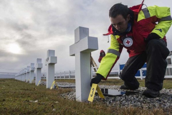Documentos inéditos de Malvinas esclarecen la apropiación de tumbas mal nominadas en el cementerio de Darwin