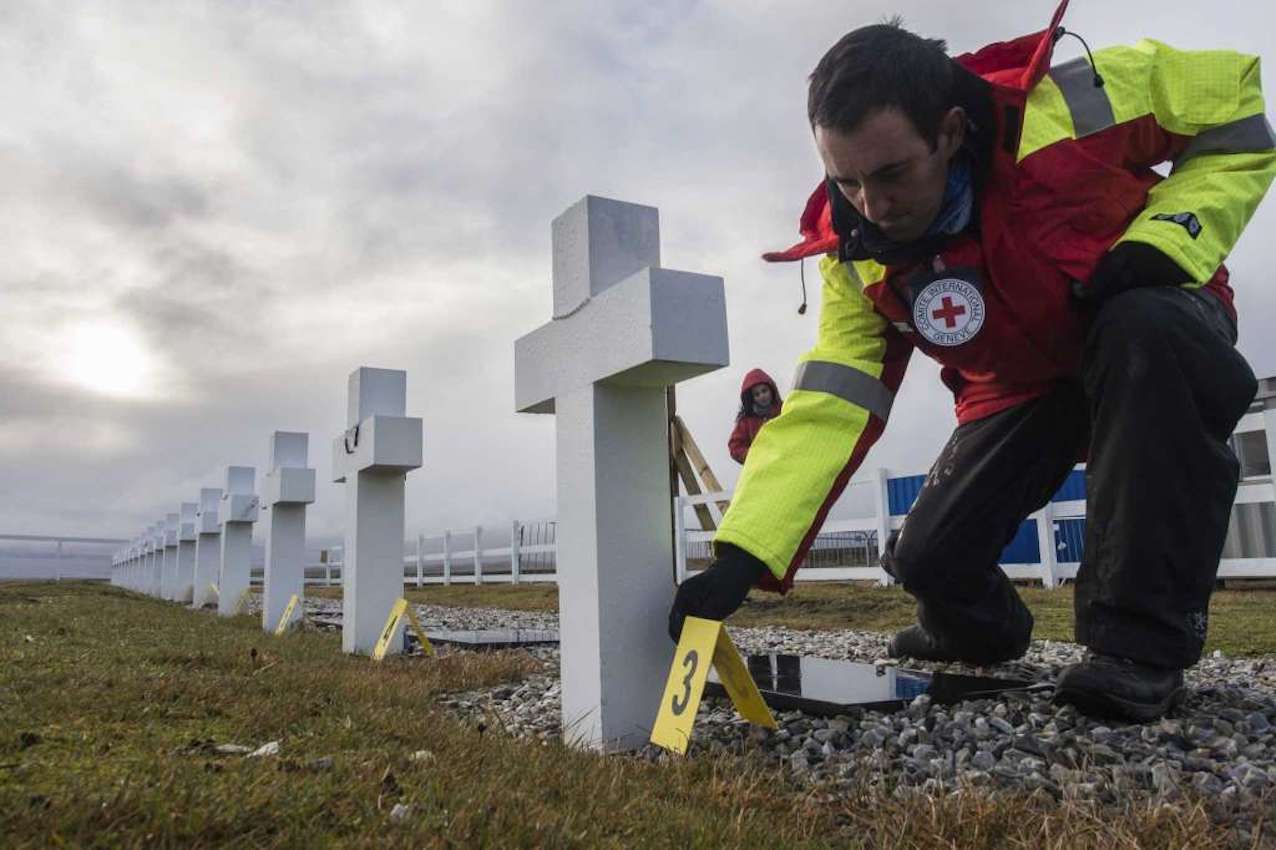 Documentos inéditos de Malvinas esclarecen la apropiación de tumbas mal nominadas en el cementerio de Darwin