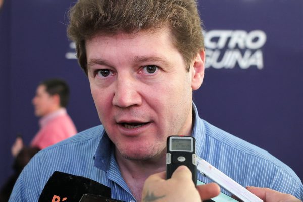 El gobernador electo Gustavo Melella calificó de «plan de entrega de nuestra soberanía» al nuevo vuelo a Malvinas acordado entre el macrismo y Gran Bretaña
