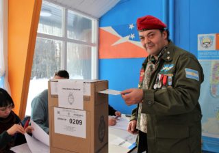 Vestido de soldado, votó el ex combatiente fueguino que fijó domicilio en las Islas Malvinas
