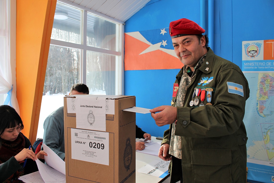 Vestido de soldado, votó el ex combatiente fueguino que fijó domicilio en las Islas Malvinas