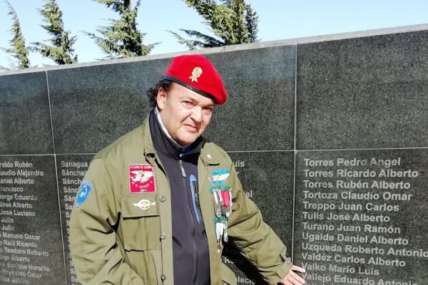 El soldado combatiente de Malvinas Osvaldo Hillar fijó su domicilio en Malvinas y puso como dirección el nombre de su compañero muerto en la guerra de 1982