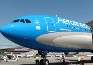 Macri desguaza la flota de larga distancia de Aerolíneas Argentinas y los trabajadores intentan frenarlo