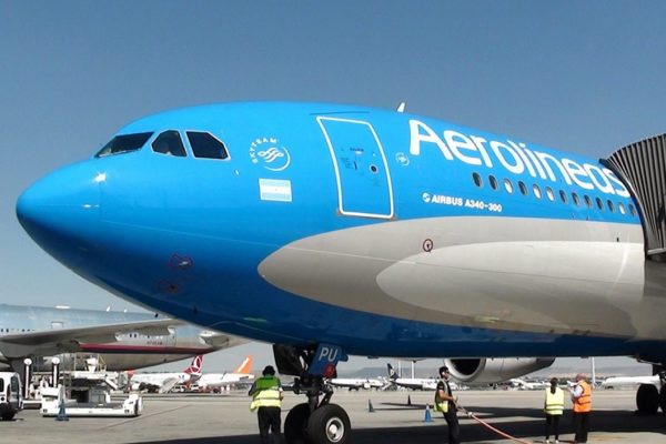 Macri desguaza la flota de larga distancia de Aerolíneas Argentinas y los trabajadores intentan frenarlo