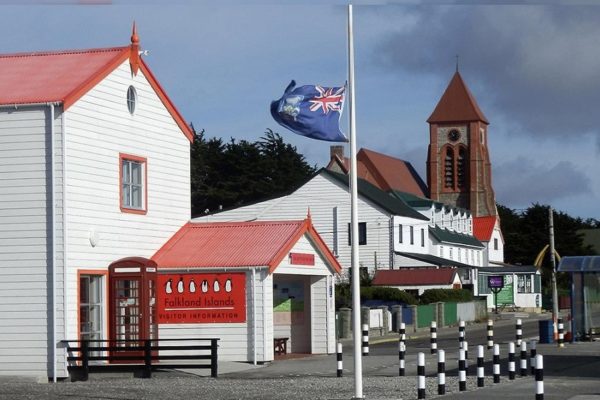 SOBERANÍA EN DISPUTA: “Vuelos y petróleo en Malvinas, un vínculo comercial que favorece a los kelpers”