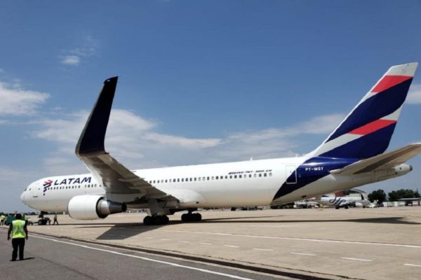 Coronavirus: sacaron a turistas y extranjeros de Malvinas en un vuelo que hizo escala en Córdoba
