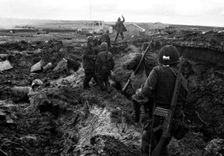 No hay una guerra, es una pandemia. No es Malvinas, es coronavirus. No hay Galtieri, gobierna la democracia.