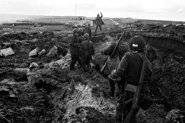 No hay una guerra, es una pandemia. No es Malvinas, es coronavirus. No hay Galtieri, gobierna la democracia.