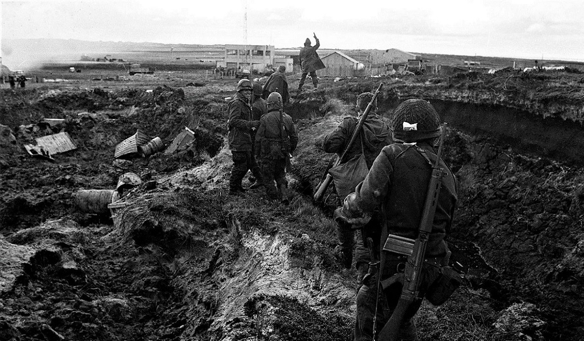 No hay una guerra, es una pandemia. No es Malvinas, es coronavirus. No hay Galtieri, gobierna la democracia.