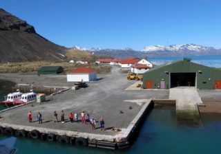 El 25 de mayo los británicos inauguraron un nuevo muelle en las islas Georgias que usurpan a la Argentina El muelle, en el verano antes de iniciarse las obras