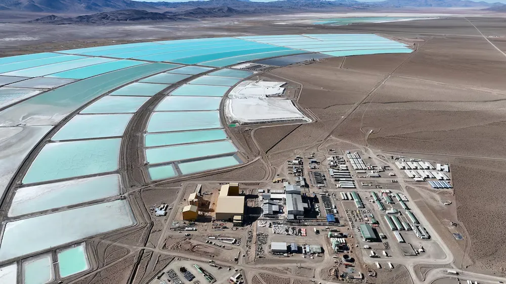 Salar en la puna argentina con piletones de extracción de litio, un mineral crítico para baterías.
