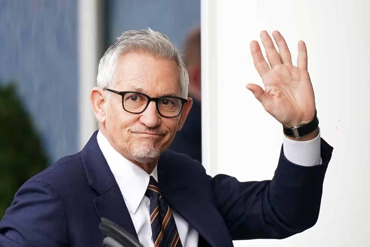 gary-lineker-saluda-a-su-llegada-al-partido-de-la-U5XXTFHAKVDFHFURUUXLIIMTVU.jpg