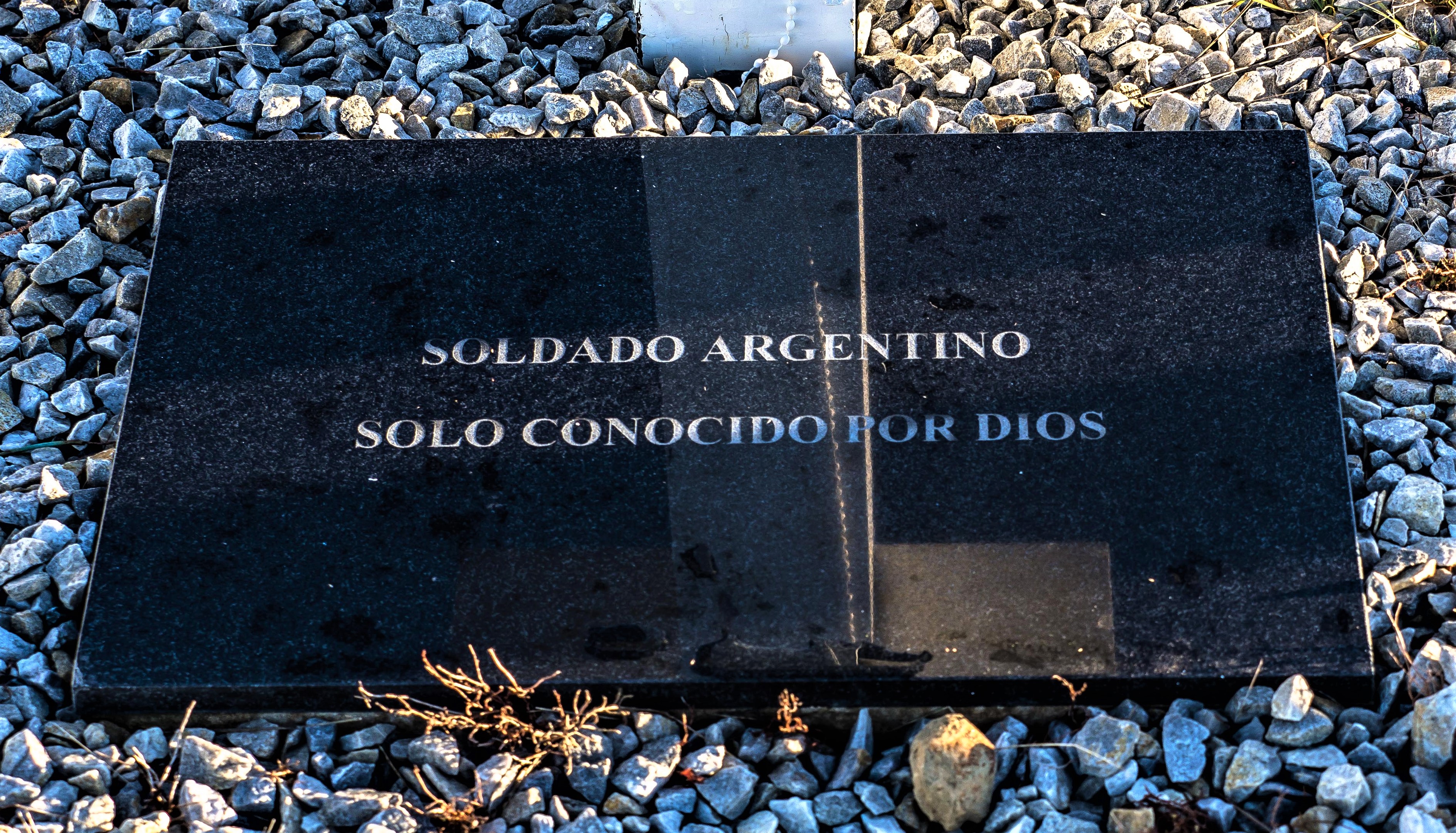 Familiares de caídos en Malvinas solicitaron a la justicia detener el  reparto de placas del cementerio de Darwin con la leyenda “Soldado  Argentino Solo conocido por Dios” – AgendaMalvinas
